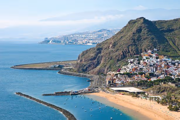Earthquake rocks Canary Islands as tourists issued update over volcanic eruption