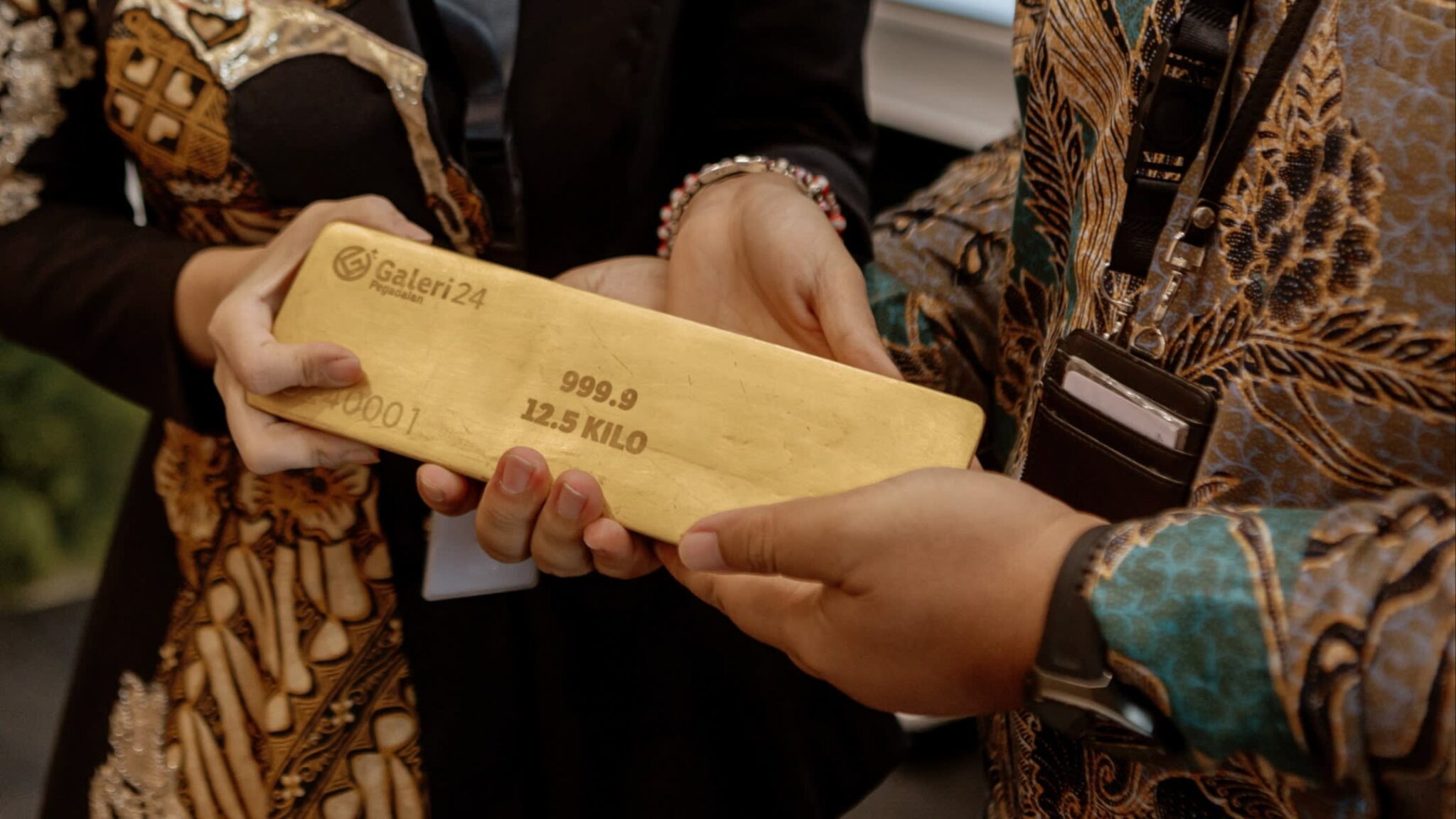 Soaring gold price forces vaults to reduce insurance cover