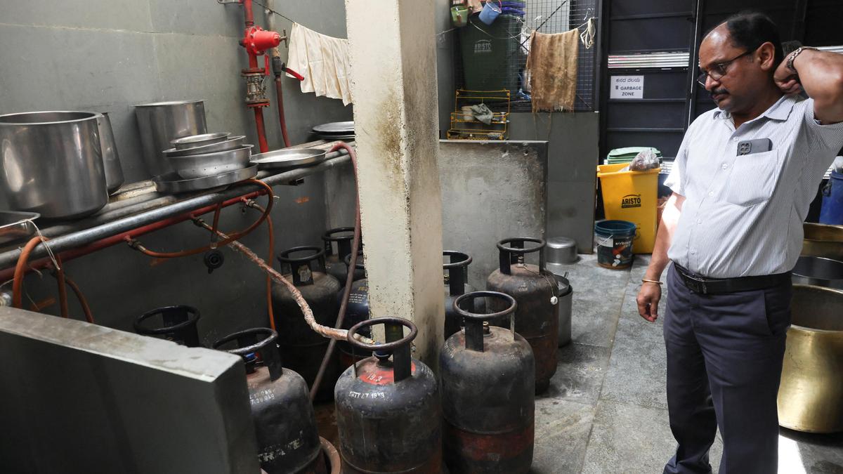 Hoteliers in Bengaluru, Shivamogga trim menu due to shortage of gas cylinders